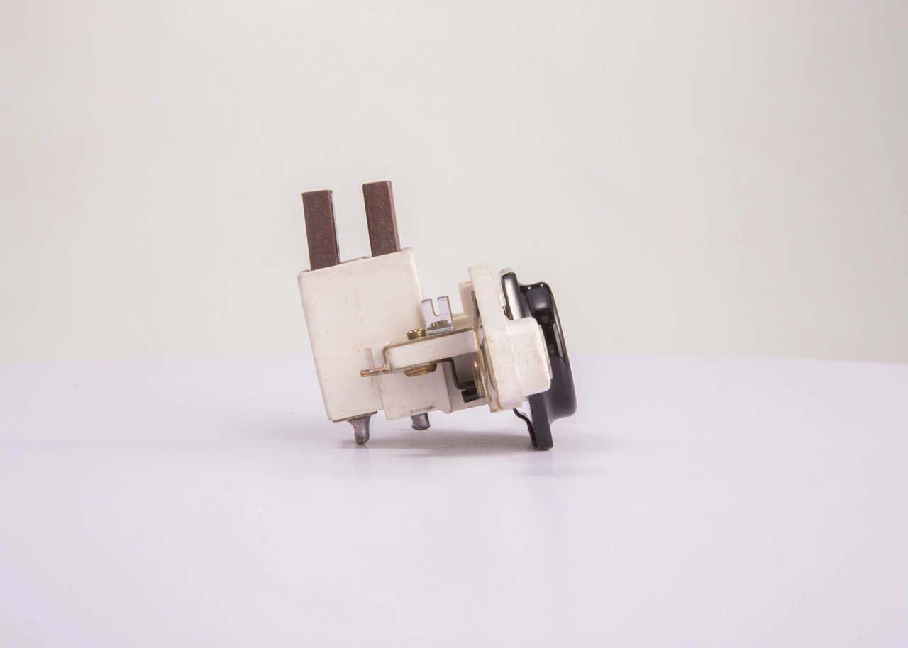 Регулятор напряжения